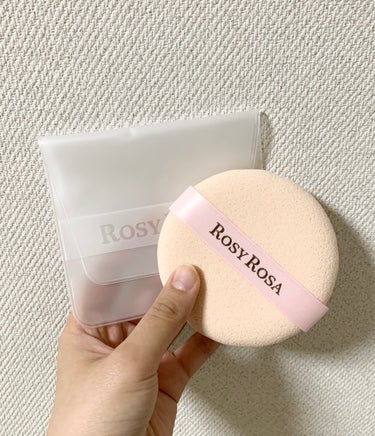 ロージーローザ　マシュマロムースタッチパフです

リキッドファンデ、
パウダーファンデ、
ベースメイクの仕上げにも使えるパフで私は仕上げのパウダーをのせるのに使ってます✨


もっちりと弾力があって気持ちいい❤️
ムラなく綺麗にのるし、
大きめサイズなので一気にのせられて時間のない時にめちゃくちゃ助かる😂


ソフトケースもついていて保管に便利です👍
大きさ的に持ち運びには向かないかな🤔






#プチプラ #ベースメイク #ロージーローザ 
の画像 その1