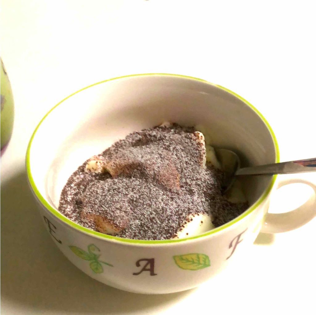 ゆーーーーーーろ on LIPS 「ヨーグルトにココアの粉末をかけると美味しいと聞いたのでチャレン..」(1枚目)