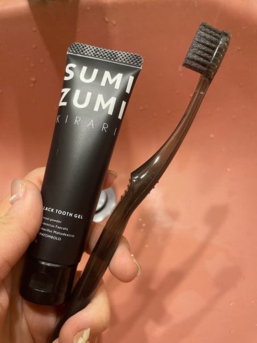 こんばんは🫶🏻🤍 ̖́-‬
今日は、伊都自然工房さんのSUMIZUMI KIRARIをご紹介します！
私はAmazonで購入したのですが、黒の歯ブラシまで付いてきました！✨

色に少しびびっていたんです