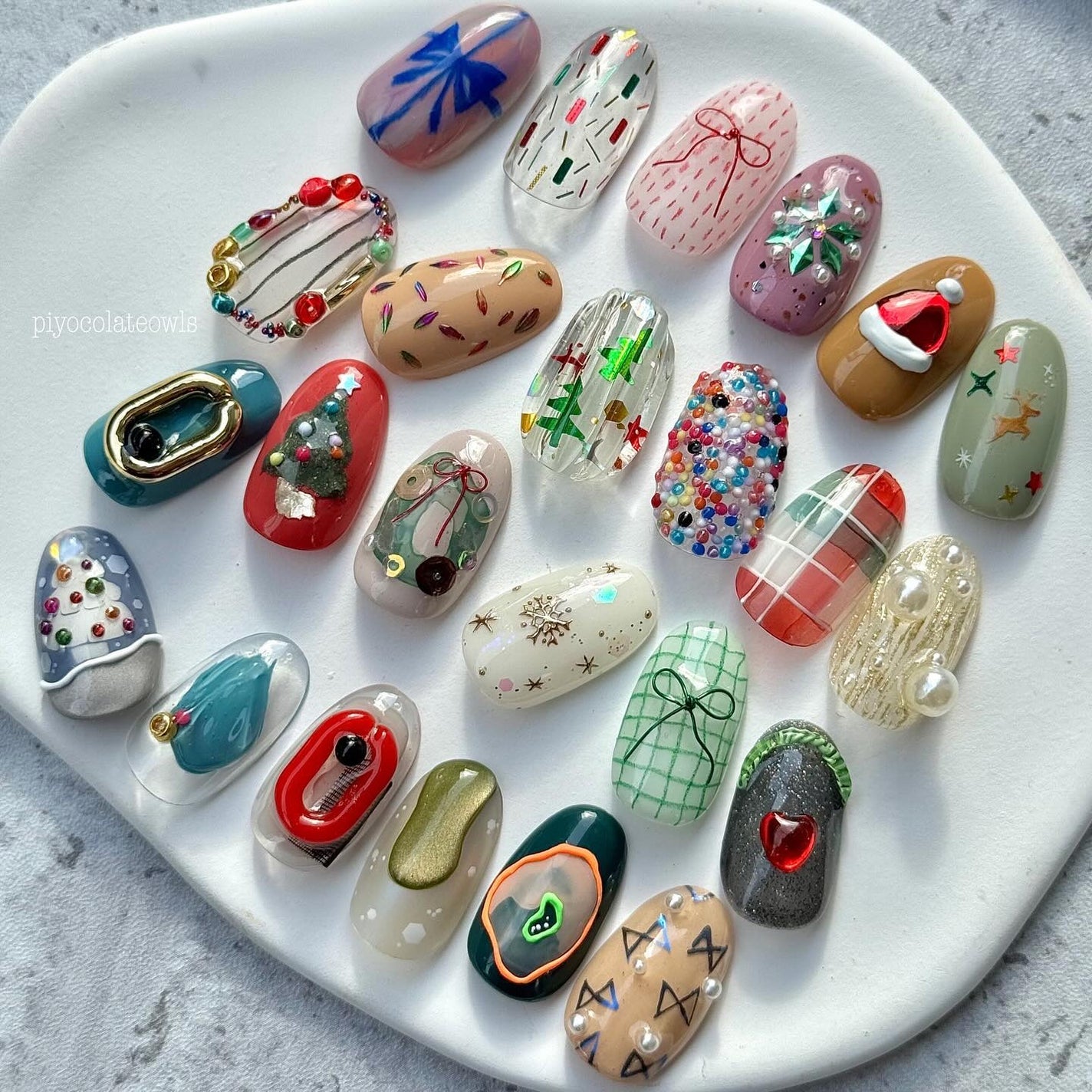 ぴよこれいと あうるす on LIPS 「画面いっぱいのクリスマスネイルチップ🧑🎄🎄@seinen.b..」(5枚目)