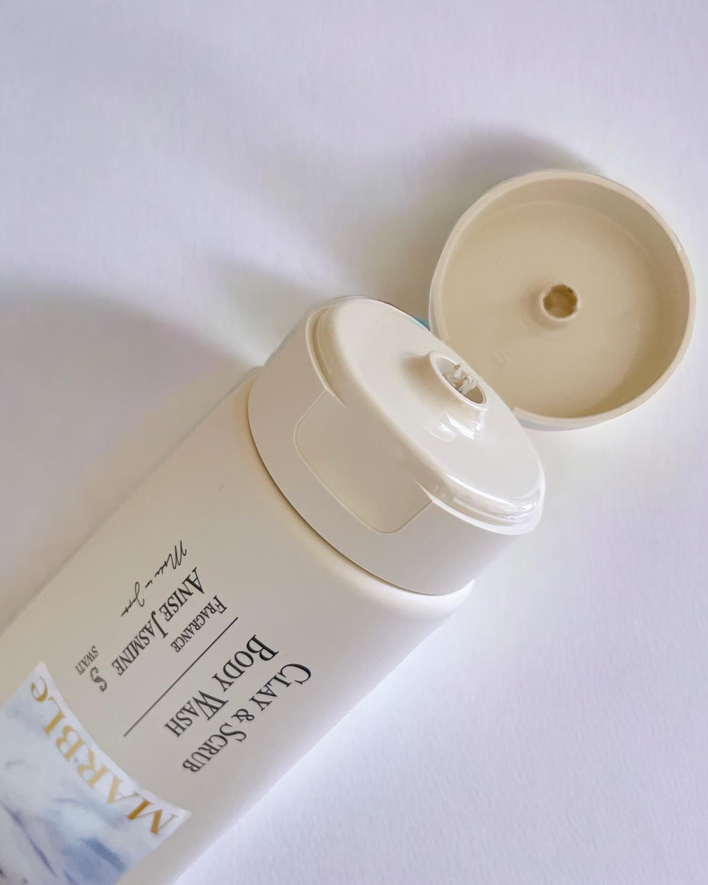 CLAY ＆ SCRUB BODY WASH/SWATi MARBLe/ボディスクラブを使ったクチコミ（2枚目）
