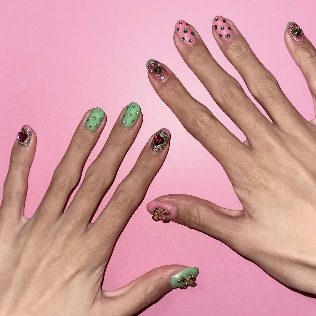 #お洒落ネイル,#トレンドネイル,#海外ネイル,#トレンドネイル,#韓国ネイル,#ストーンネイルのネイルデザイン