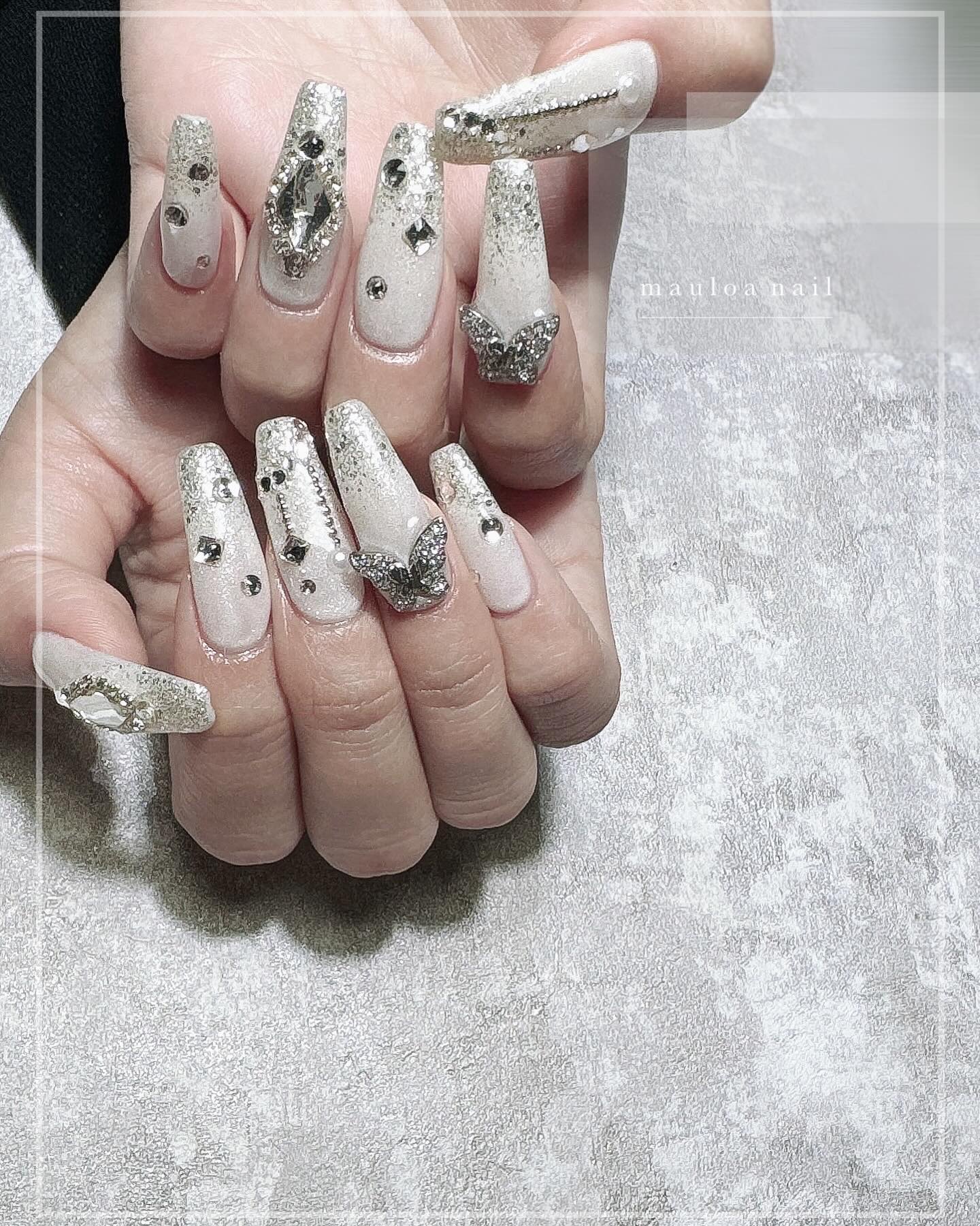 #フレンチネイル,#ネイル,#アートネイル,#冬ネイル,#ミラーアートネイル,#きらきらネイル,#フレンチネイル,#ガラスフレンチネイル,#手書きアートネイル,#ミラーアートネイル,#パーツネイル,#大理石ネイル,#リングネイル,#フレンチネイルのネイルデザイン