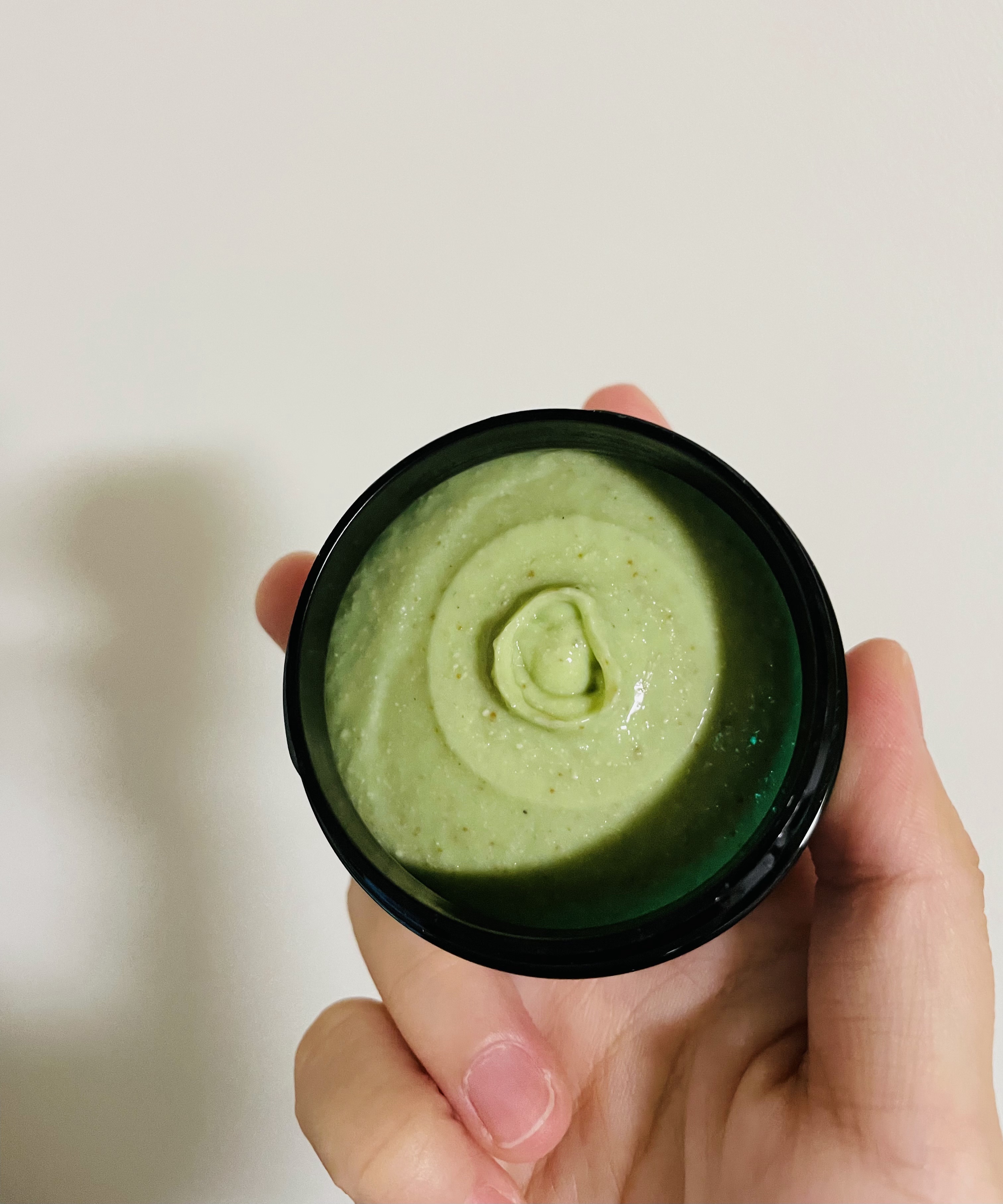 THE BODY SHOP ボディスクラブ アボカドのクチコミ「こんにちは。今回ご紹介するのは、ボディショップのボディスクラブです。


ご紹介するものはこち.....」（2枚目）