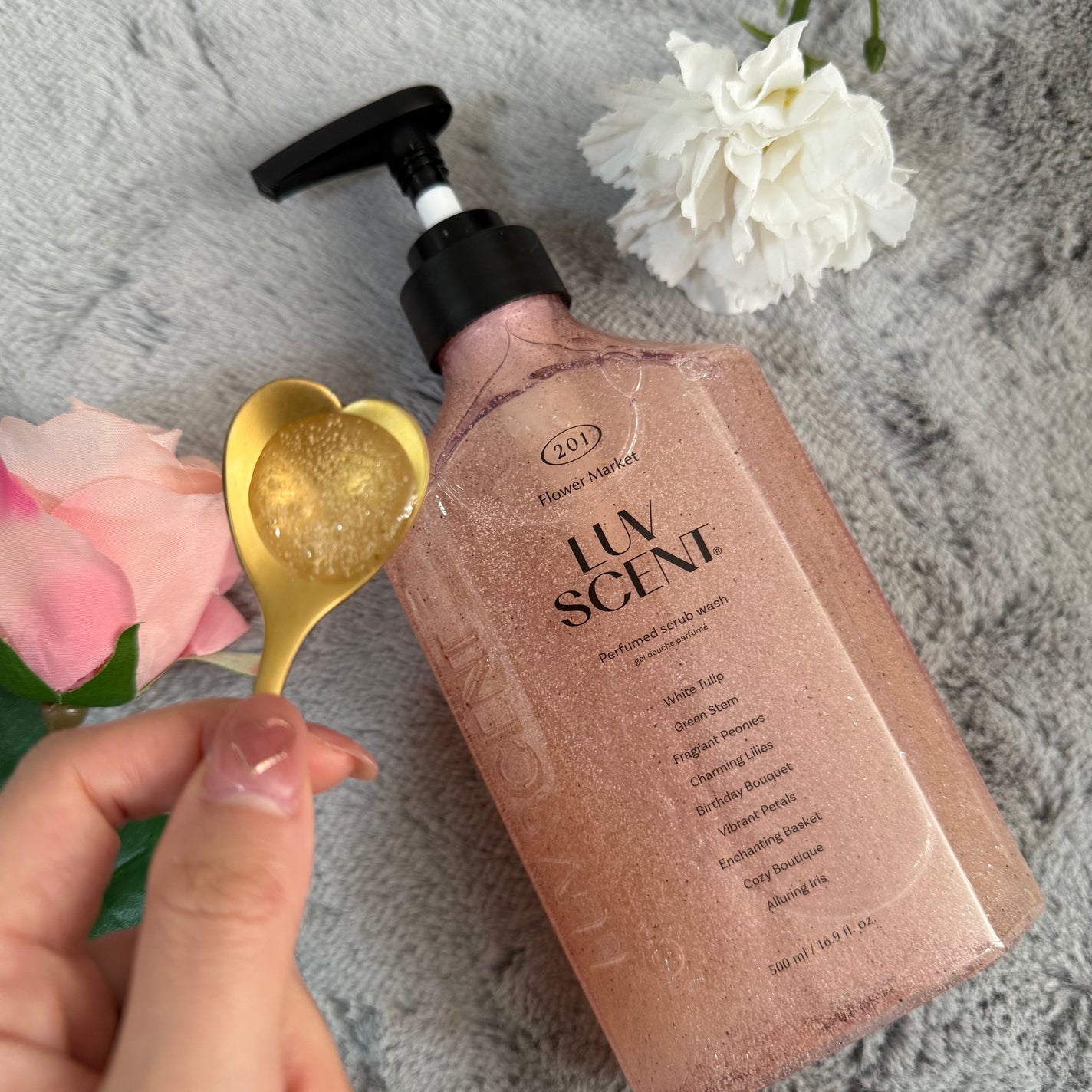 スクラブボディウォッシュ フラワーマーケット ホワイトチューリップ/LUV SCENT/ボディスクラブを使ったクチコミ(2枚目)