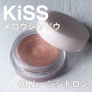 ────────────
KiSS
メロウシャドウ

01ムーンシトロン
────────────

気になってたKiSSのアイシャドウ

01はパールの入ったグロウタイプです。
カラーはくすみの少ない柔らかベージュ。ムーンシトロンって名前もかわいいです！🌙
透け感のある発色で、重ねることでしっかり印影も出せるので重宝しそうです😌

質感はすっごく滑らかでスルスル塗れるので気に入りました！　指に取ると滑らかですが、容器な中で柔らかくなってしまうことも無さそうなので安心です。

これはついつい他のカラーも買ってみたくなっちゃいます、、！

#KiSS #メロウシャドウ#ムーンシトロン#単色アイシャドウ #クリームアイシャドウ#ベージュ #イエベ春 #推せる春色コスメ紹介 の画像 その0