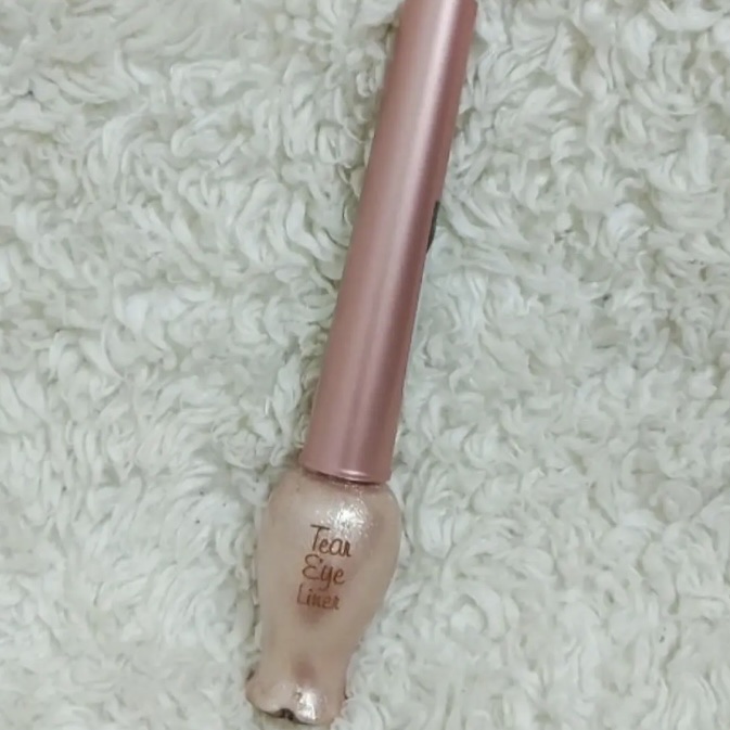 ETUDE
ティアー アイライナー
BE101


ピンクとシルバーの細かいラメがかわいい


筆が細いので塗りやすい。


寄れやすいので強く擦るのは×


ピンクメイクに合わせるとすっごく可愛いです。


#ETUDE #ラメ #ピンク