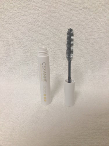 【使用商品】
CEZANNE
ヘアケアマスカラ
00クリア

前髪やアホ毛を抑えるのに欲しいと思い、購入しました⭐︎

ちゃんと髪の毛を抑えてくれますが、がっつり固まるわけではないので、毛量が多い箇所は時間が経ったら塗り直しが必要かなという感じです。

ただ、シャンプーで簡単に落とせるのでそこは嬉しいポイントです♪

このクリアという色は髪の毛に色が着くわけではないので使いやすいです！

髪の毛をセットするのにこのヘアマスカラで簡単にセットできますし、持ち運びにも便利です⭐︎

#ヘアマスカラ #セザンヌ 
 #推しコスメを語ってPLになろう の画像 その1