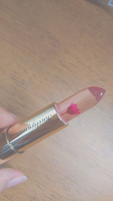 こちらは、体温によって色がつき中にお花が入っているリップです💄

ティントタイプなのでいろはおちにくいです！！
カラーバリエーションが豊富です( ´ー`)
ですが、ちょっと匂いが苦手な人がいると思います