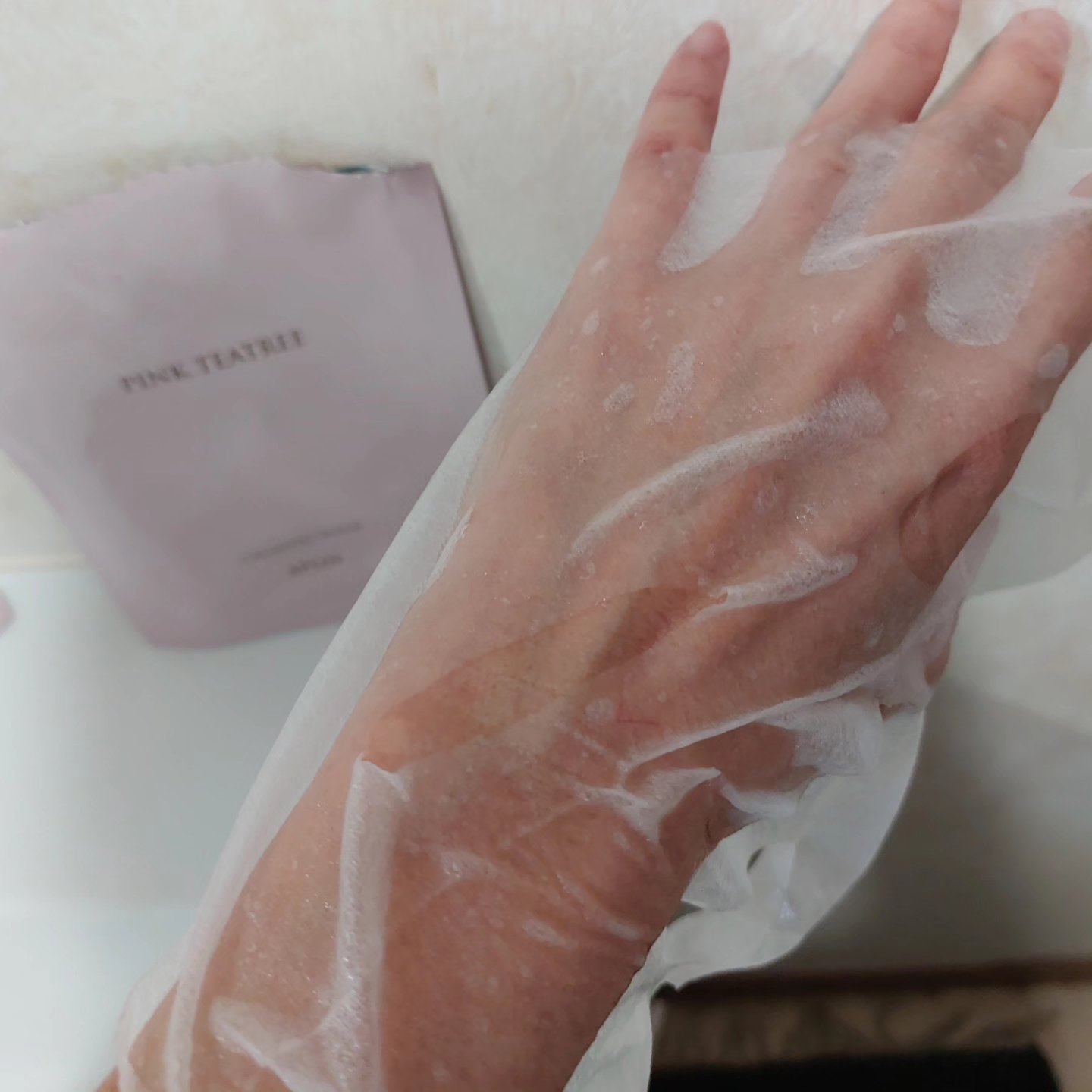 APLIN ピンクティーツリーマスクパックのクチコミ「化粧水の後に使用です。

薄手でぷるぷるのマスクにはたっぷりの美容液。
ぴたっとフィットしてく.....」（3枚目）