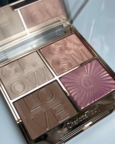 Charlotte Tilbury グロウガズム フェイスパレット ライトガズムのクチコミ「Charlotte Tilbury

GLOWGASM FACE PALETTE


ずっと気.....」（2枚目）