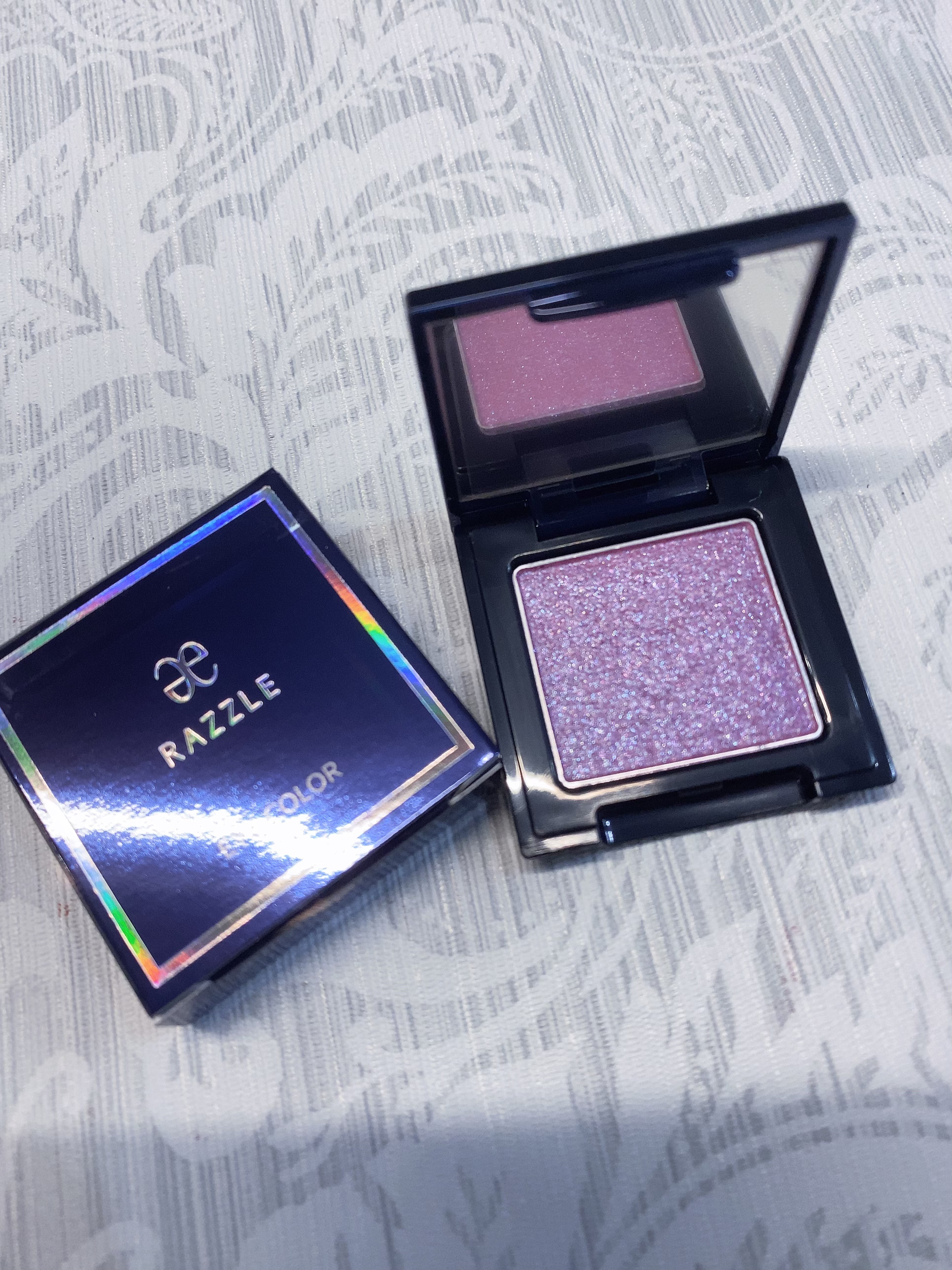 ラズル アイカラー 26 Neon purple/エレガンス ラズル /単色アイシャドウを使ったクチコミ（1枚目）