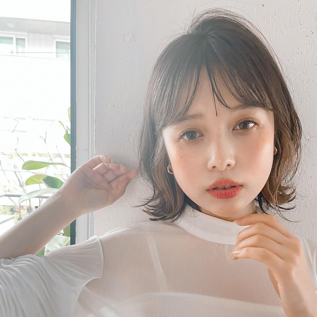 白いブラウスを着た女性