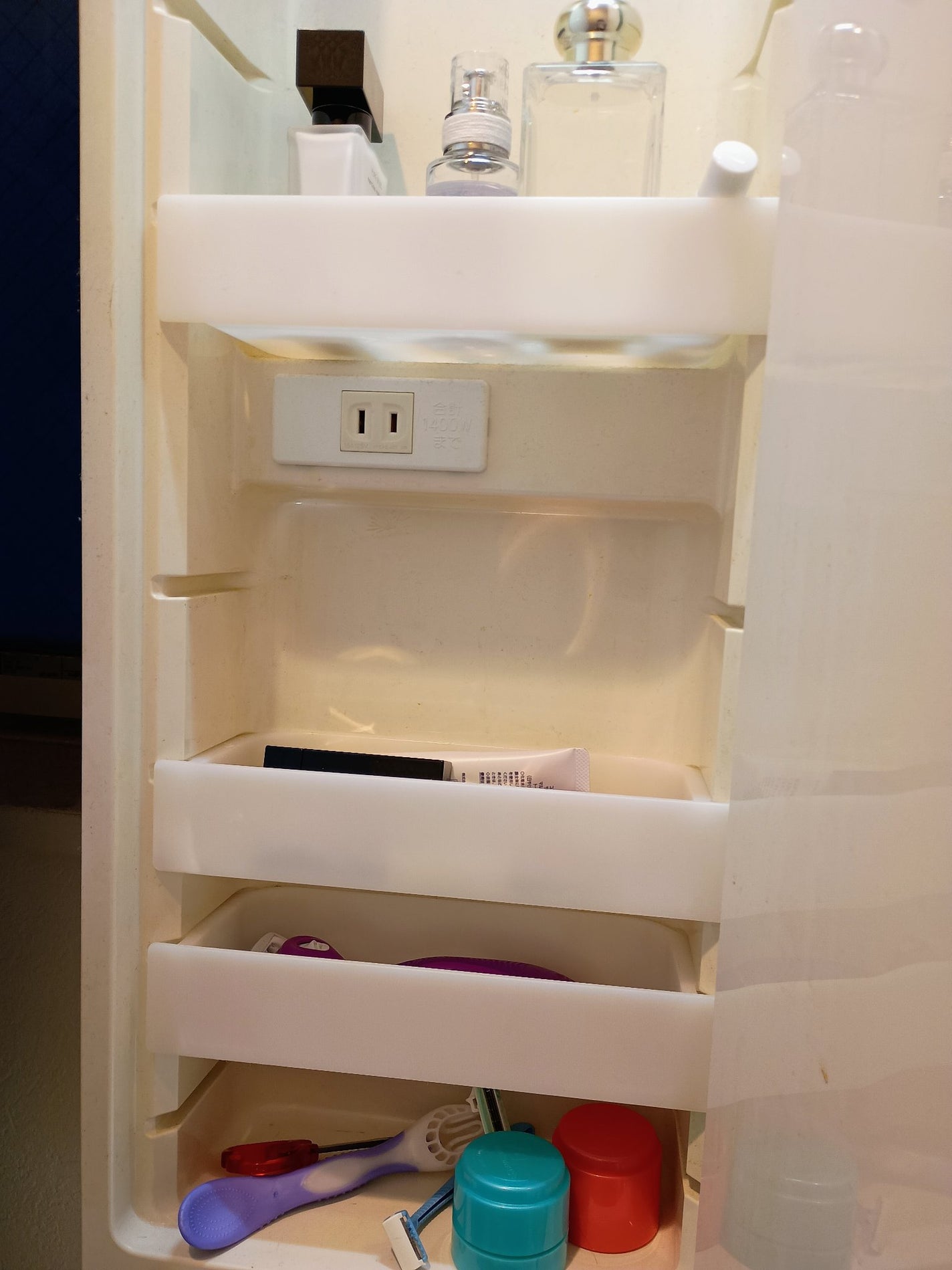 あかさたな on LIPS 「収納するほどコスメを持っていませんが、洗面台の取り外せる棚に入..」(1枚目)