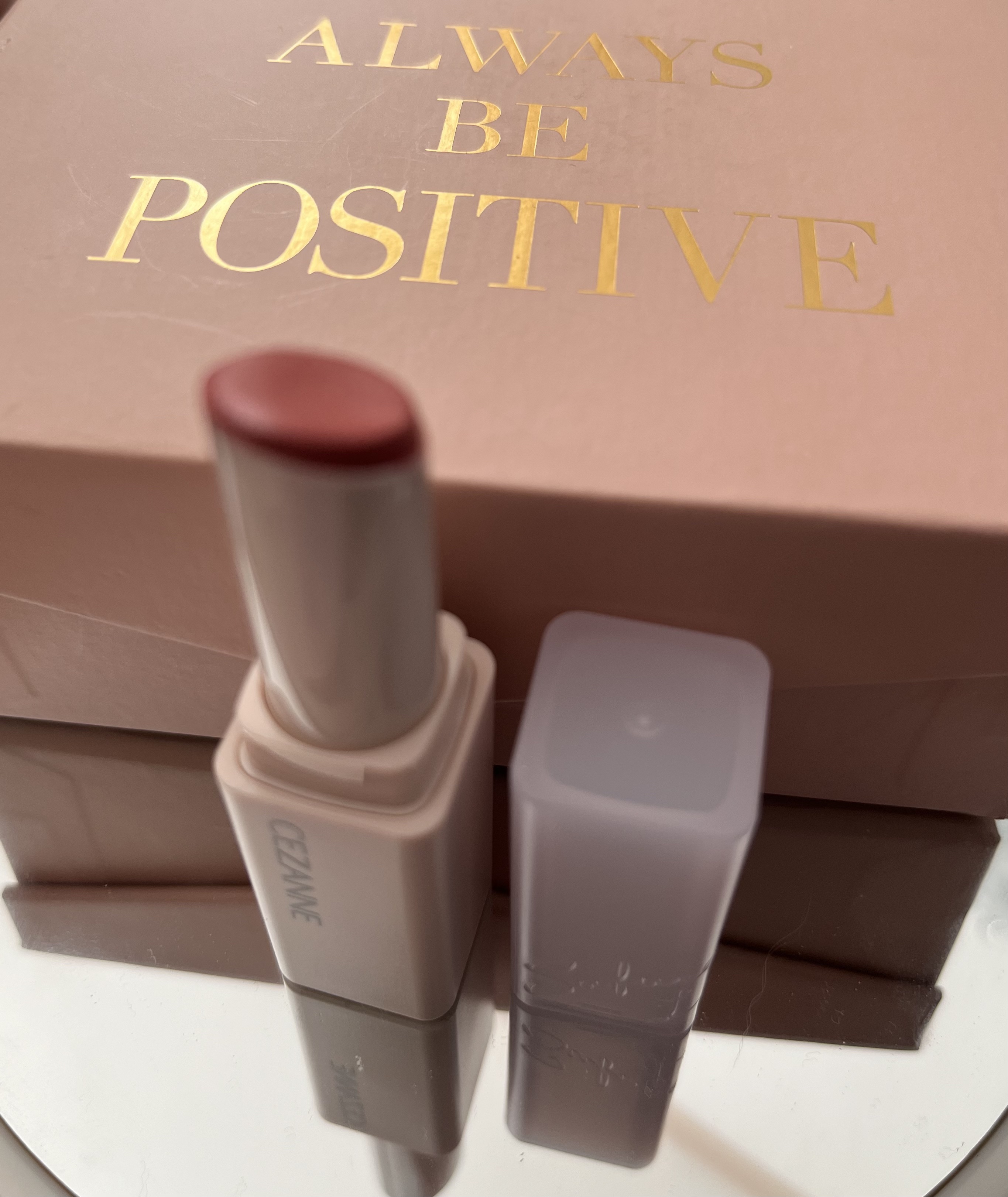 CEZANNEスフレアリップ02
購入しました💋

01も可愛くて悩みましたが
こちらの方が少しだけピンクよりなのでブルベのわたしはこちらにしました🥰
少ししっとりした色づき
テイシュオフしても全然残ります💋
食べ終わってもそこまで全