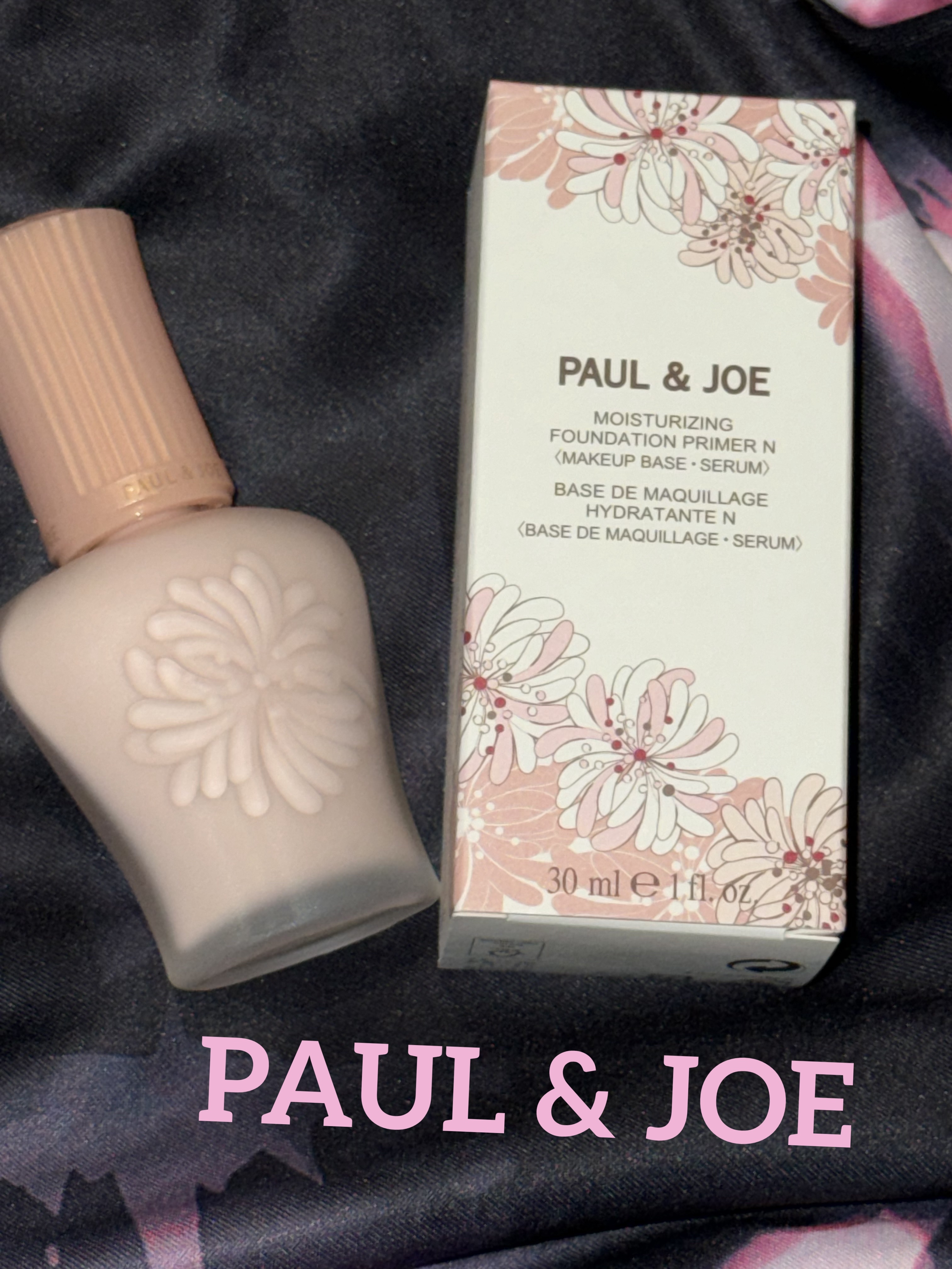ずっと買うか悩んでいた商品をやっと購入したので紹介します‪(  . .)"‬

PAUL & JOE BEAUTEモイスチュアライジング プライマー 00     ¥4,070     

です。

ピンク系の下地が欲しかったのでこの色にさ