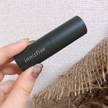 Innisfree リアルフィットリップスティック 2
2枚目すみません、分かりにくいですが参考になれば嬉しいです😭写真遠すぎて本当に申し訳ないですがこんな感じになります

発色がとてもよい😻ふんわりで