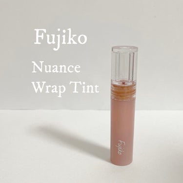 Fujiko ニュアンスラップティント
02 珊瑚ローズ
¥1,408

話題になったニュアンスリップです✨
他のティントのように時間が経つと乾燥することなく唇に馴染んでくれます！
透け感のある優しい発色ですが、しっかりと色が残ってくれるので、朝1度塗っておくとマスクをつけた時に唇が真っ白、ということが防げます🤣

珊瑚ローズのカラーは写真ではかなりオレンジに見えますが、実際はコーラルが少し入ったローズカラーという感じで、ブルベでもどんなメイクにもあいます😉

#Fujiko  #フジコ
#ニュアンスラップティント 
#珊瑚ローズ  #ティント  #リップ
  #Autumnメイク  #乾燥肌にグッバイ  #純欲風メイク  #今月の購入品  #本音でガチレビュー  #毎日メイク の画像 その0