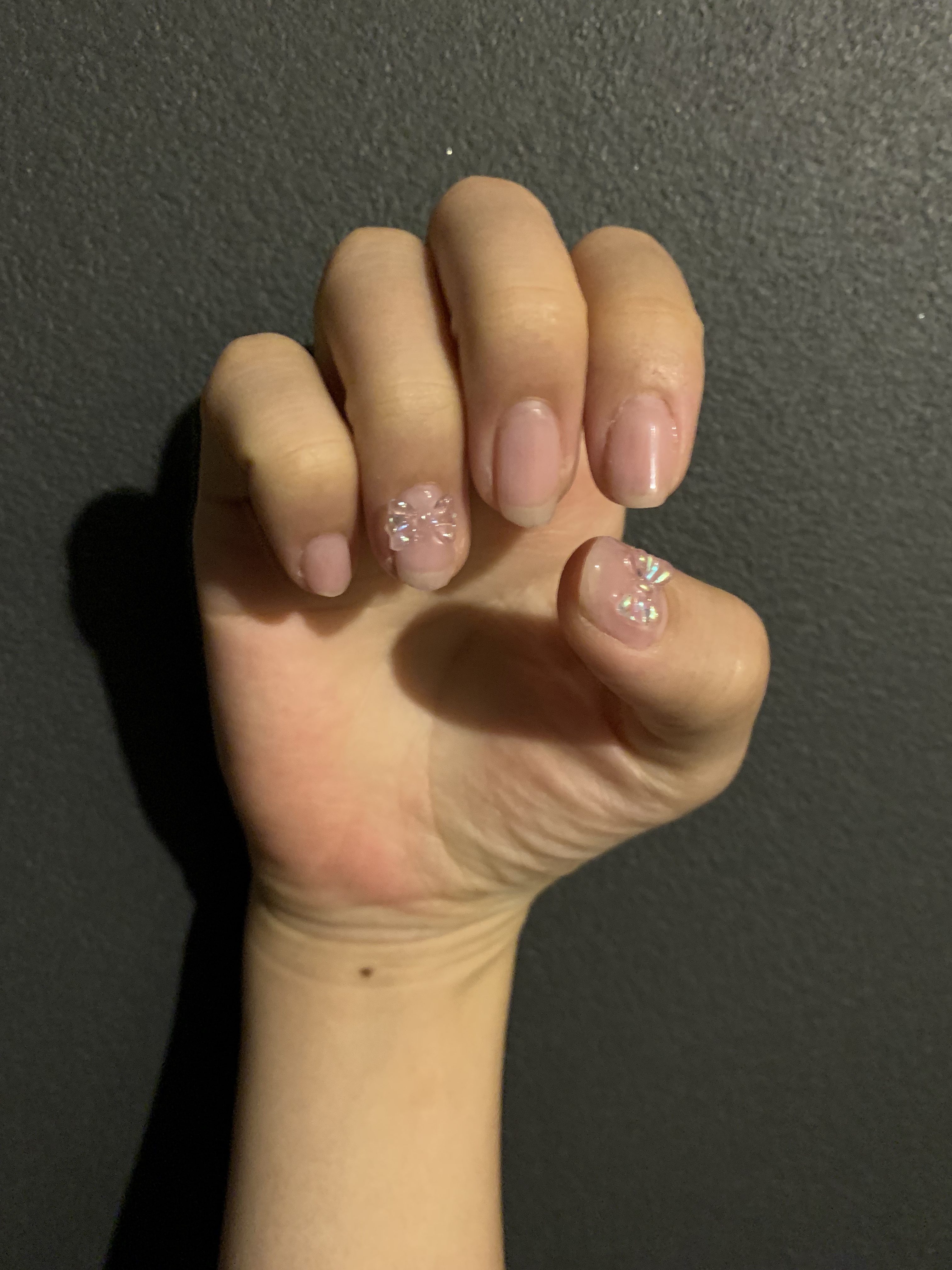 セルフネイル💅


思った以上に可愛かったリボンネイル🎀
シンプルめだから初心者の私には
 やりやすかった🙆‍♀️

リボンは浮いてしまうから周りも
固めて取れないようにした👐