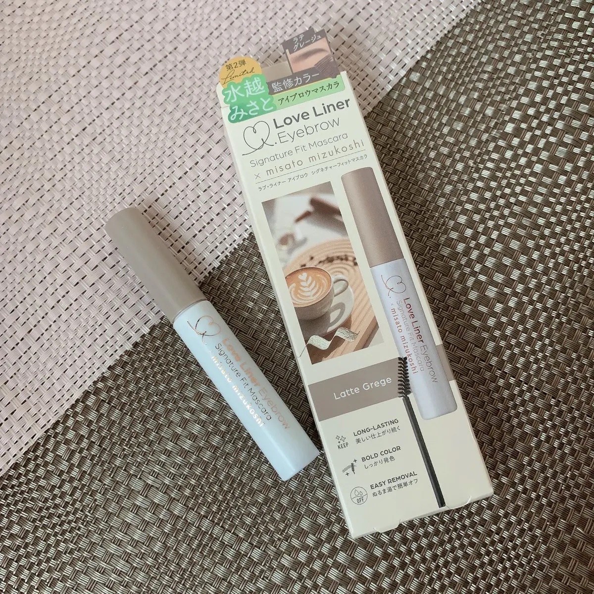 水越みさとちゃん監修の眉マスカラ🐰💗
ラブ・ライナー　
シグネチャーフィットマスカラ
私が選んだのはラテグレージュ🤎🩶ラメが入ってて可愛いの🥹
おしゃれカラーで垢抜けも叶っちゃう🦋角度がついた極上ブラシとても使いやすいので眉マス