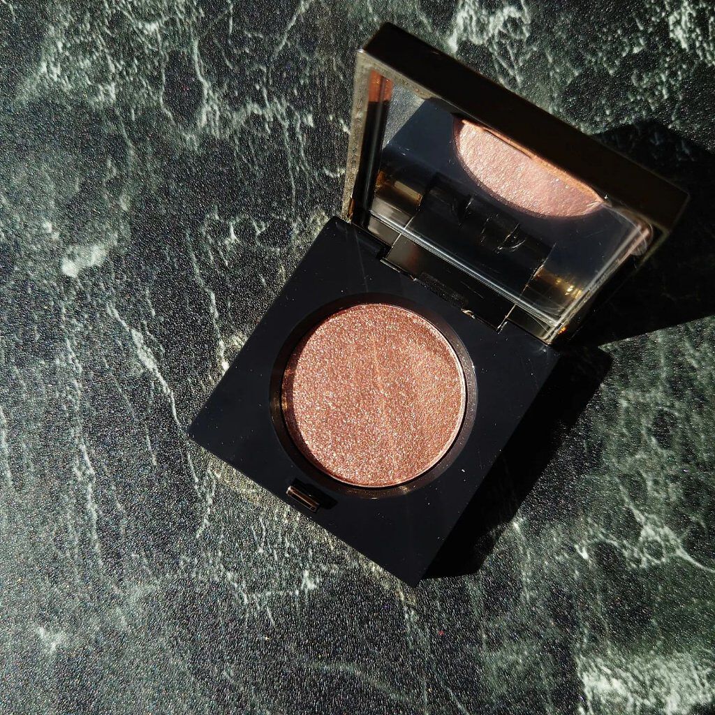 リュクスアイシャドウ 01 ギルディッドローズ(フォイル)/BOBBI BROWN/単色アイシャドウを使ったクチコミ（3枚目）