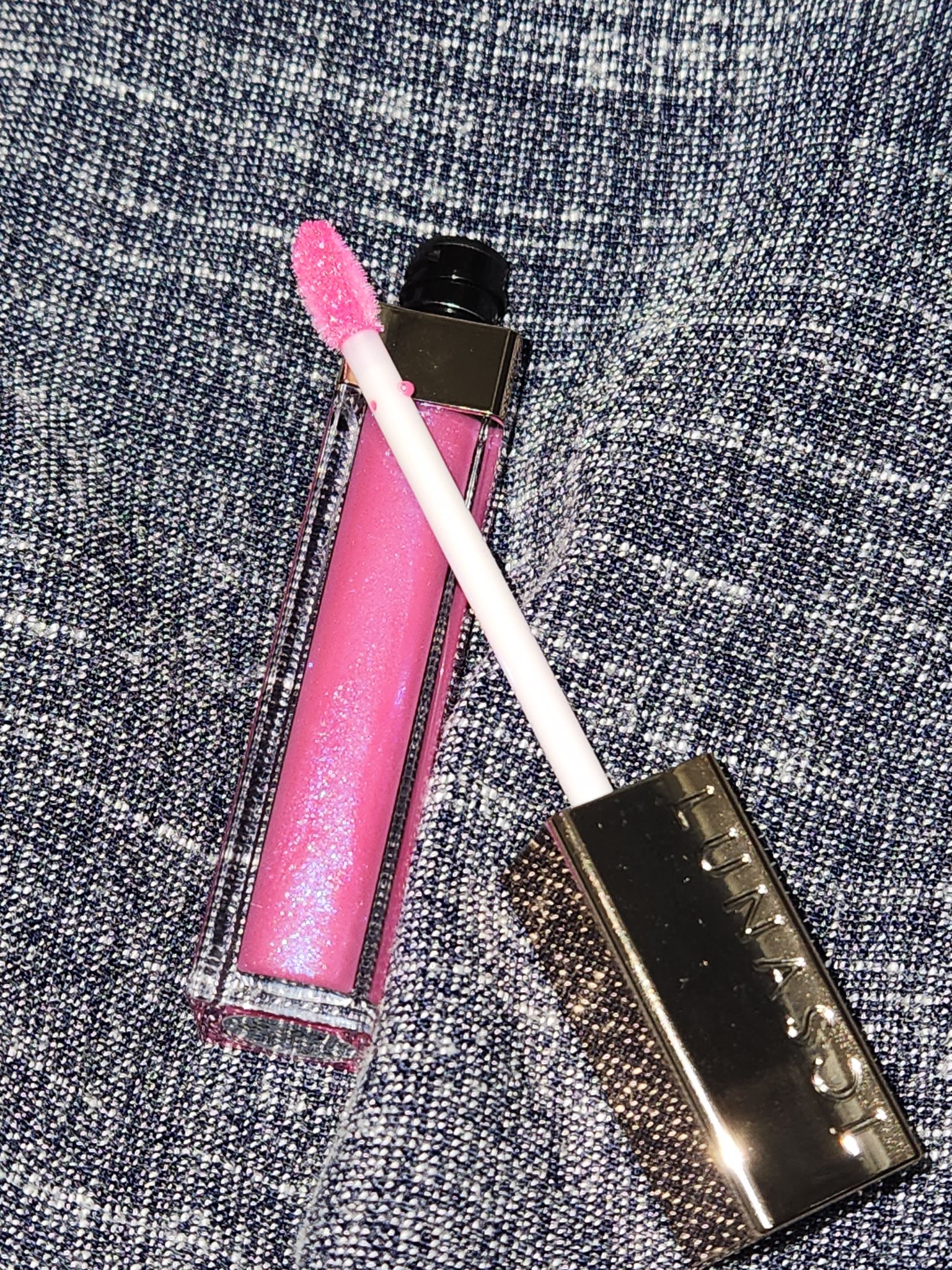 長く続く保湿感！LUNASOL、ルナソル リップグロウフラッシュ、EX03Illuminate River

明るめの紫に水色のラメがこれでもかというくらい入っているカラーです。基本ラメ系のグロスは、塗ったらあんまりわからなくなりがちですが