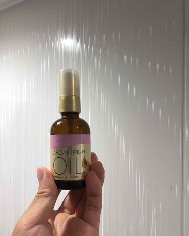 ARGAN RICH ヘアトリートメント
¥1.200

まだ愛用して1年程ですが、使い勝手が良いんです。

使い方は風呂上がりのドライヤー前は勿論、毎朝のヘアセット前に髪に馴染ませるだけでちょっとした