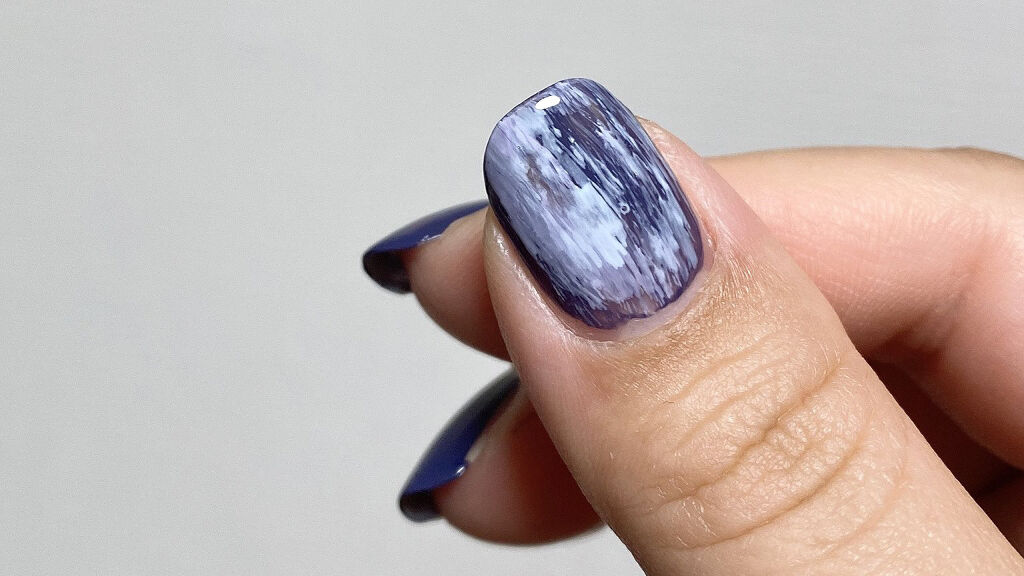 ソンプチューで遊んでいる。
雨の様にも、溺れる様にも見える。

#セルフネイル