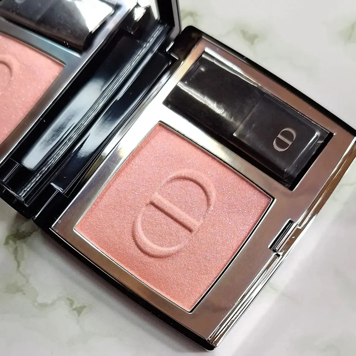 Dior Beauty Lovers on LIPS 「ひと塗りでナチュラルな血色と輝きを頬に与える「ディオールスキン..」(3枚目)