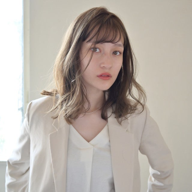 セミロングヘアの女性
