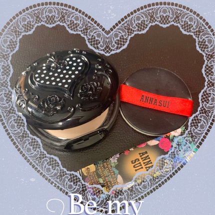 ANNA SUI スイ ブラック スムース スキン パウダーのクチコミ「不思議の国のアリス。が持っていそうなデザイン!
中身は、あのエレガンスやポール&ジョーの中身を.....」(1枚目)