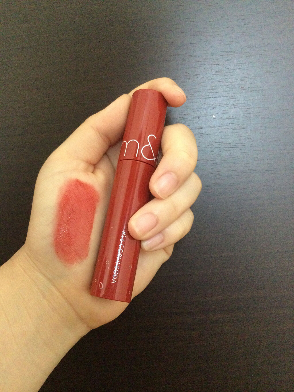 ジューシーラスティングティント/rom&nd/リップティントを使ったクチコミ（2枚目）