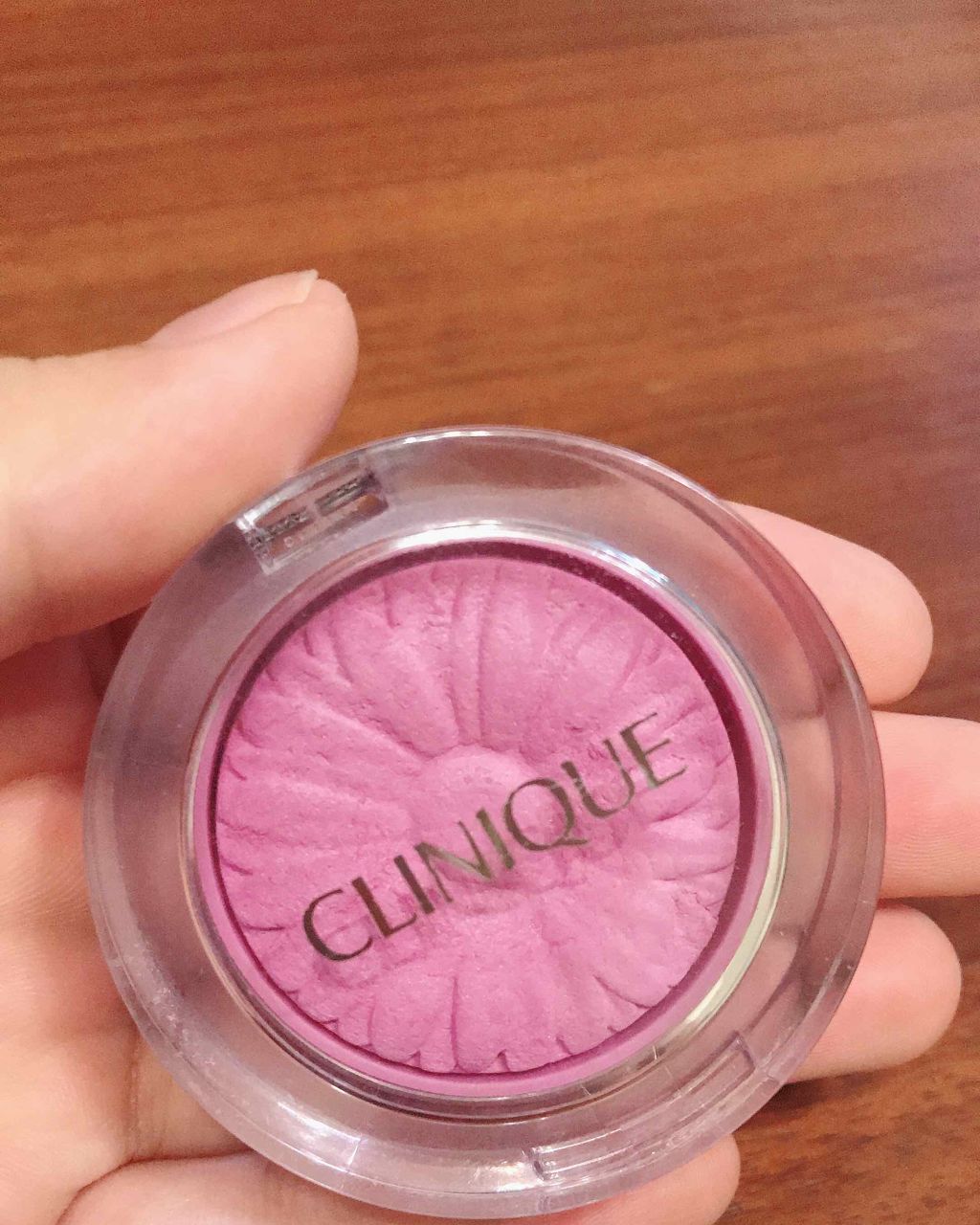 今回はチークの紹介です!!

♡チークポップ クリニーク(パンジーポップ)


こちらは、すごく有名で、持っている方もすごく多いと思います！

わたしは、ちょっとむらさきがかっているピンク?のパンジーポップを使用しています!!
この色は、パ