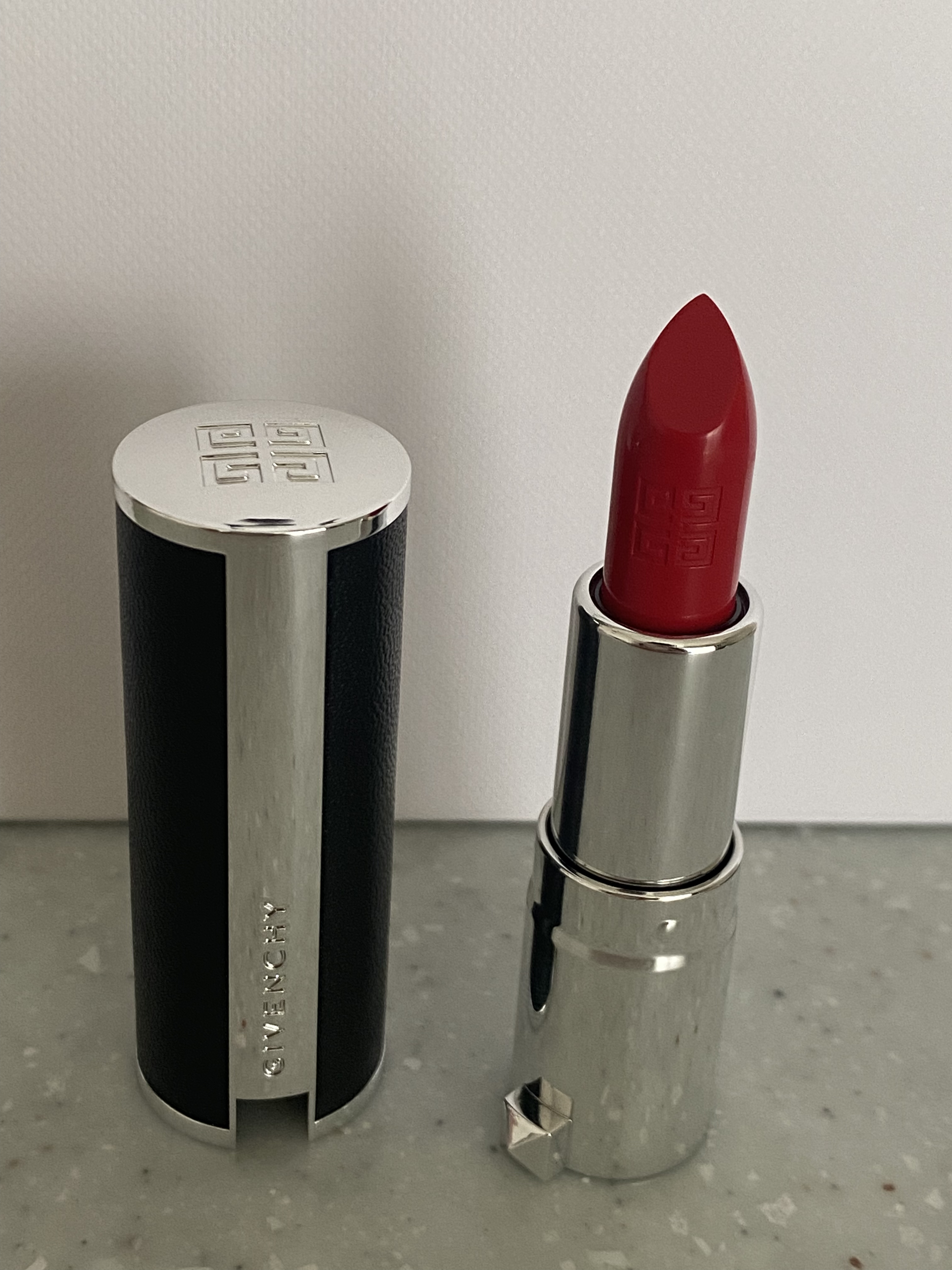 ルージュ・ジバンシイ No.306 カーマイン・エスカルパン/GIVENCHY/ハイライト・シェーディングを使ったクチコミ（1枚目）