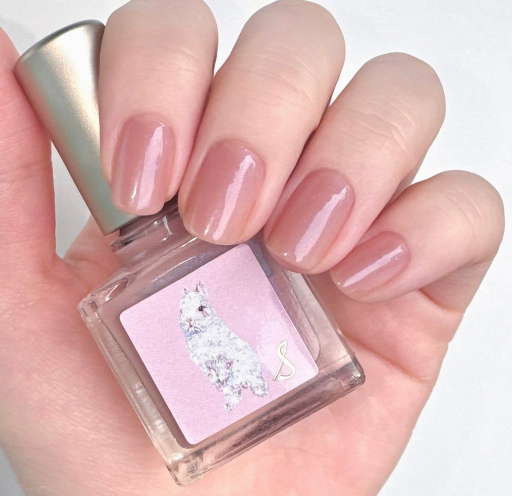 手元がとても綺麗に見えるピンク。

ちらちらと繊細に光るブルーラメのおかげで、上品で透明感のある仕上がりです。

派手さは全く感じませんが、肉眼でも結構青っぽさは感じます。

１枚めの写真は自然光で撮ったので透け感がある明るめのピンクに見え