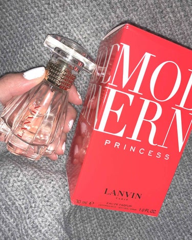 LANVIN✩.*˚✩
モダン プリンセス オードパルファム

ずっと欲しかった香水買うから迷って迷ってゲットしました🥺‪‪❤︎‬‪‪❤︎‬ 

パケもかわいいし、香りは甘くて女の子ってぽい香りですが、