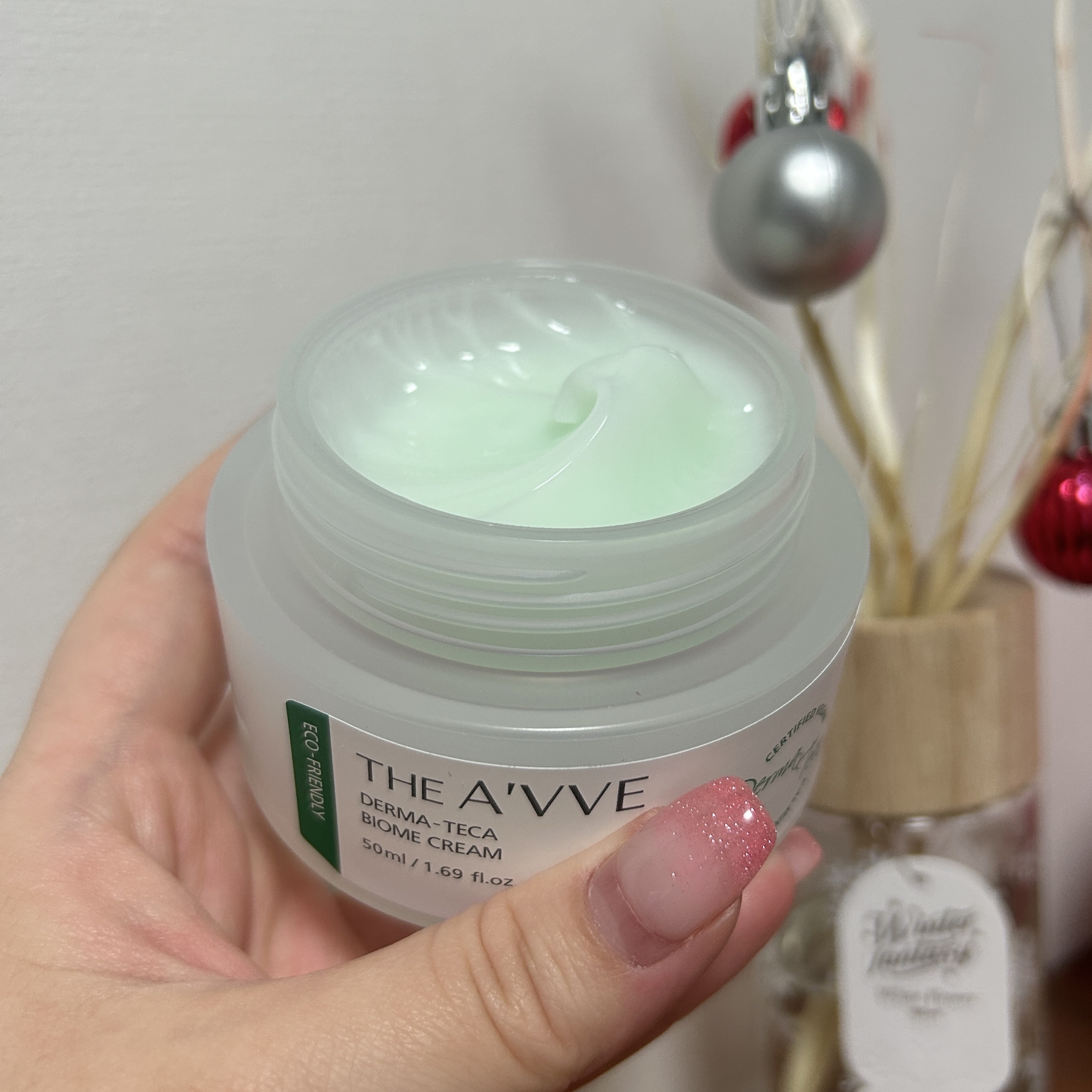 \さらばじゃ！冬の乾燥によるファンデの粉吹き⛄️/

混合肌の悩みといえば…
顔の部位によって変わるファンデの悩み😫

Tゾーンはすぐにテカっちゃうけど、その他は乾燥しやすくて特に冬は粉吹きが気になりすぎる😭💦

そんな時に出会ったの