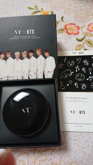 VT×BTS コラーゲンパクト#ブラック

 こちらは、友人のオススメで購入しました！

BTSとコラボレーションの商品のため、人気の商品です！

つけ心地はしっとりしていて、ベタつきはあまりないです。