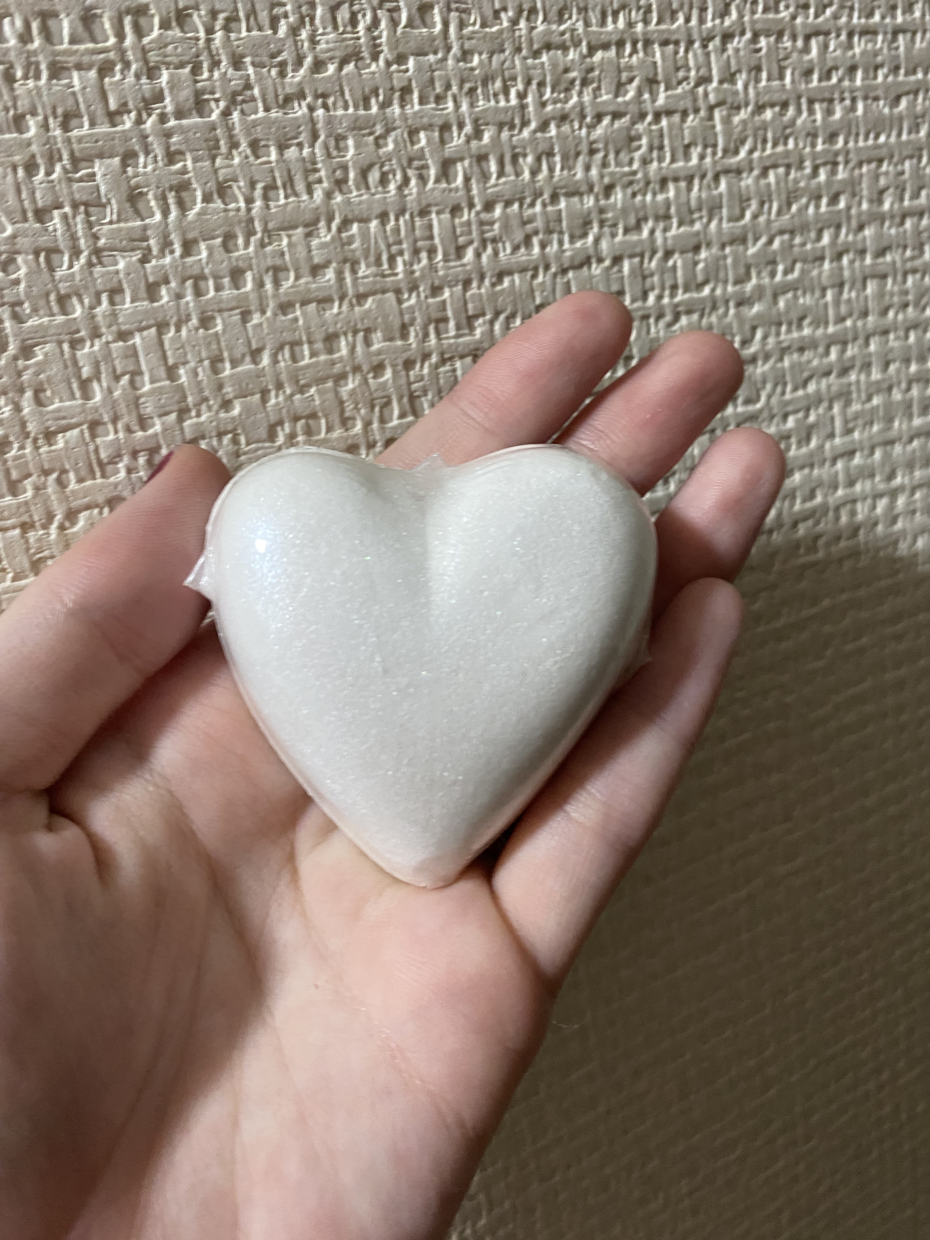 フランフラン ハート　バスフィズ　ダークピンクのクチコミ「フランフラン
ハート　バスフィズ　

ハートが可愛いバスボム

あんまり勢いよくは溶けなくて、.....」（2枚目）