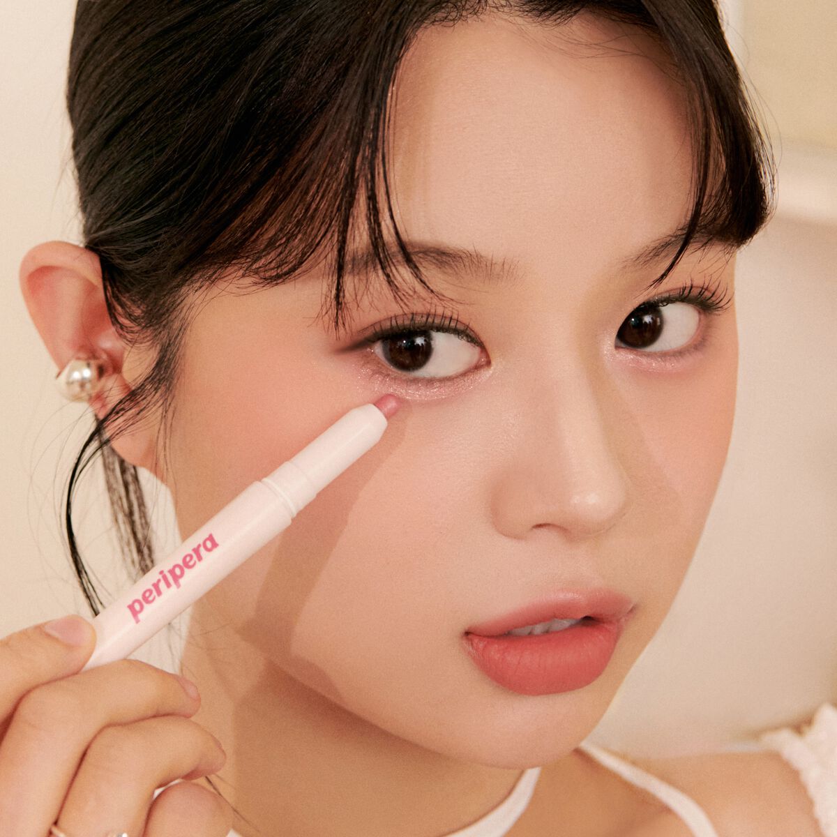 シュガー トゥインクル デュオ アイ スティック/PERIPERA/スティックアイシャドウを使ったクチコミ(2枚目)