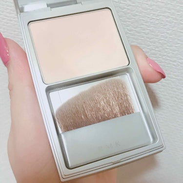 ●RMK
●シルクフィット フェイスパウダー P01
●8g

すき！！スキ、大好きです！！

最近ものっすごい好きなパウダー！！！

カラーは3種あって私はパール入りにしました。

手に乗せるとパール