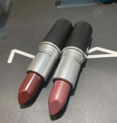 MAC リップスティック💄

１月頃に新たに２本追加購入٩( ᐛ )و

カプリシャス(ラスター)
スパイスイットアップ(ラスター)


私が持っている通常パケのMACリップを
比較のため塗ってみました