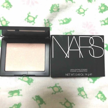 26歳にして初めてデパコス買いました😍w
持ってるだけでテンション上がります。

NARS ハイライティングパウダー 5220
まずパッケージ、ケースが違うわw
ずっとキャンメイクのハイライト使ってたけ