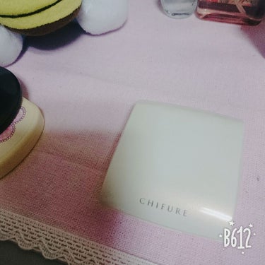 CHIFURE パウダーファンデーションS

23 ピンクオークル系

母からのお下がりで使っているのですが、これを塗ると大人っぽくなります。
ですが、発色が悪いところが目立ちます。