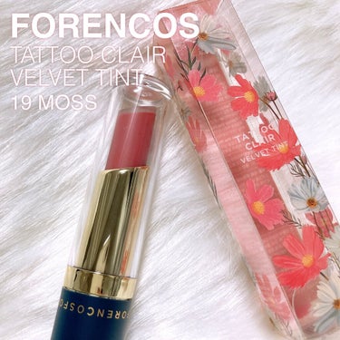 コーラルカラーのベルベットティント♡
ーーーーーーーーーーーーー
FORENCOS
TATTOO CLAIR VELVET TINT
タトゥーベルベットティント
19 MOSS
ーーーーーーーーーーーーー

ブロッサムをモチーフとした フラワームードとソフトな色味とバライエティなカラーが特徴なブランド。


19 MOSSは夕焼けコーラル、コーラルベージュ。
オレンジ色に染まった夕焼けの空に似たコーラルベージュの色味♡

密着性が高く飲食後も色味が残ります。
血色を良くして白っぽい唇や紫っぽい唇をカバー。

ハチミツ、バター、オイルと言った保湿成分も配合で内側しっとり、外側はサラッと！

一度塗った後、色がつかなくなるまでティッシュオフこれを2〜3度繰り返すと落ちづらいタトゥーリップに！

発色が本当にいいんです。
ティッシュオフ後もこんなに色が残るティントって珍しいですよね！

パッケージも可愛くお上品。
口紅のような見た目が本当に好みでずっと眺めていられます♡笑
カラー展開もかなり多く目移りしてしまうほど。
次はどの色にしようか考えちゃいます☺️



#forencos #フォレンコス #forencos #フォレンコス #クアンクメイク #韓国コスメ #提供 #mayucosme #マユコスメ #ガチレビュー #ティント #ティントリップ の画像 その0