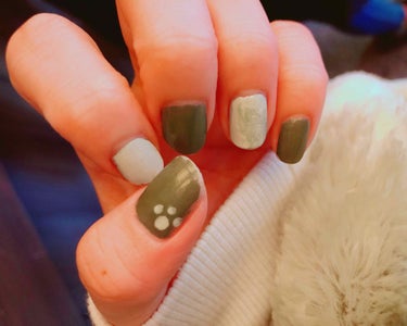 Disney ジェラトーニコーデ仕様ネイル💅

ジェラトーニのパーカーが発売されたとのことでシーに行くときに全身ジェラトーニコーデ！
ぷらすネイルもジェラトーニふうにしてみました🐱🐾
甘皮処理などしてお