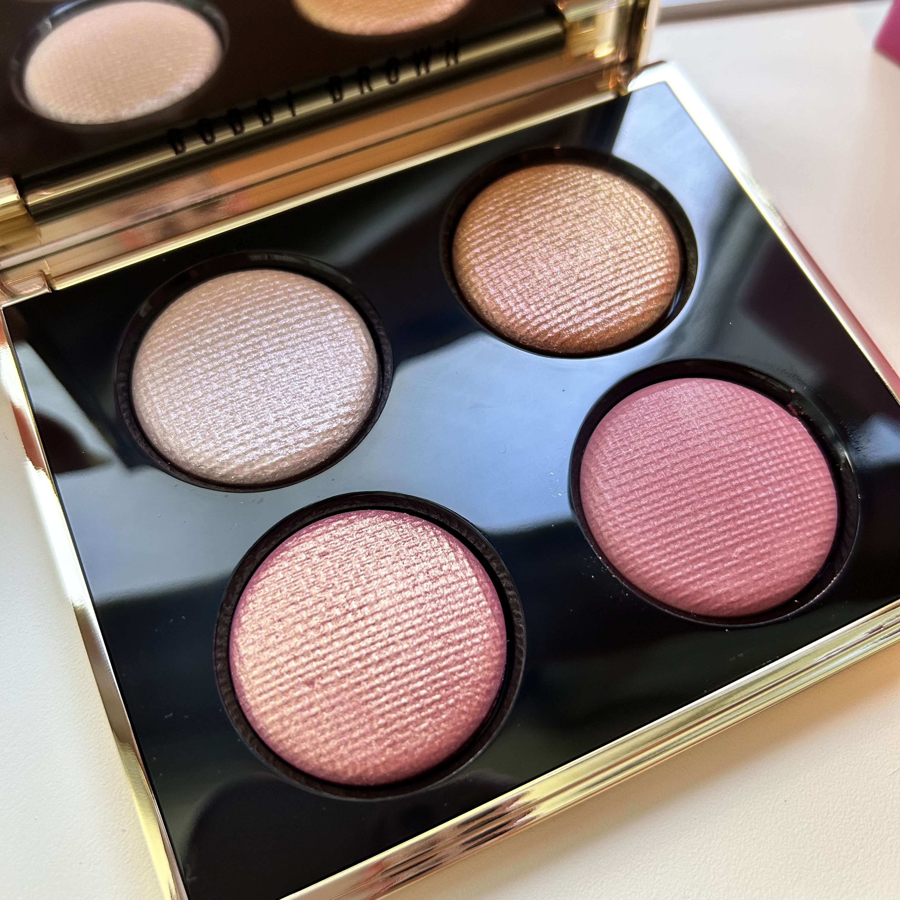 リュクス アイシャドウ クォード グロウ ウィズ ラブ コレクション/BOBBI BROWN/アイシャドウパレットを使ったクチコミ（2枚目）