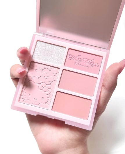 いちごドーナツ on LIPS 「キティちゃん推しの方必見‼️可愛すぎるこのチークにも使えるアイ..」(5枚目)