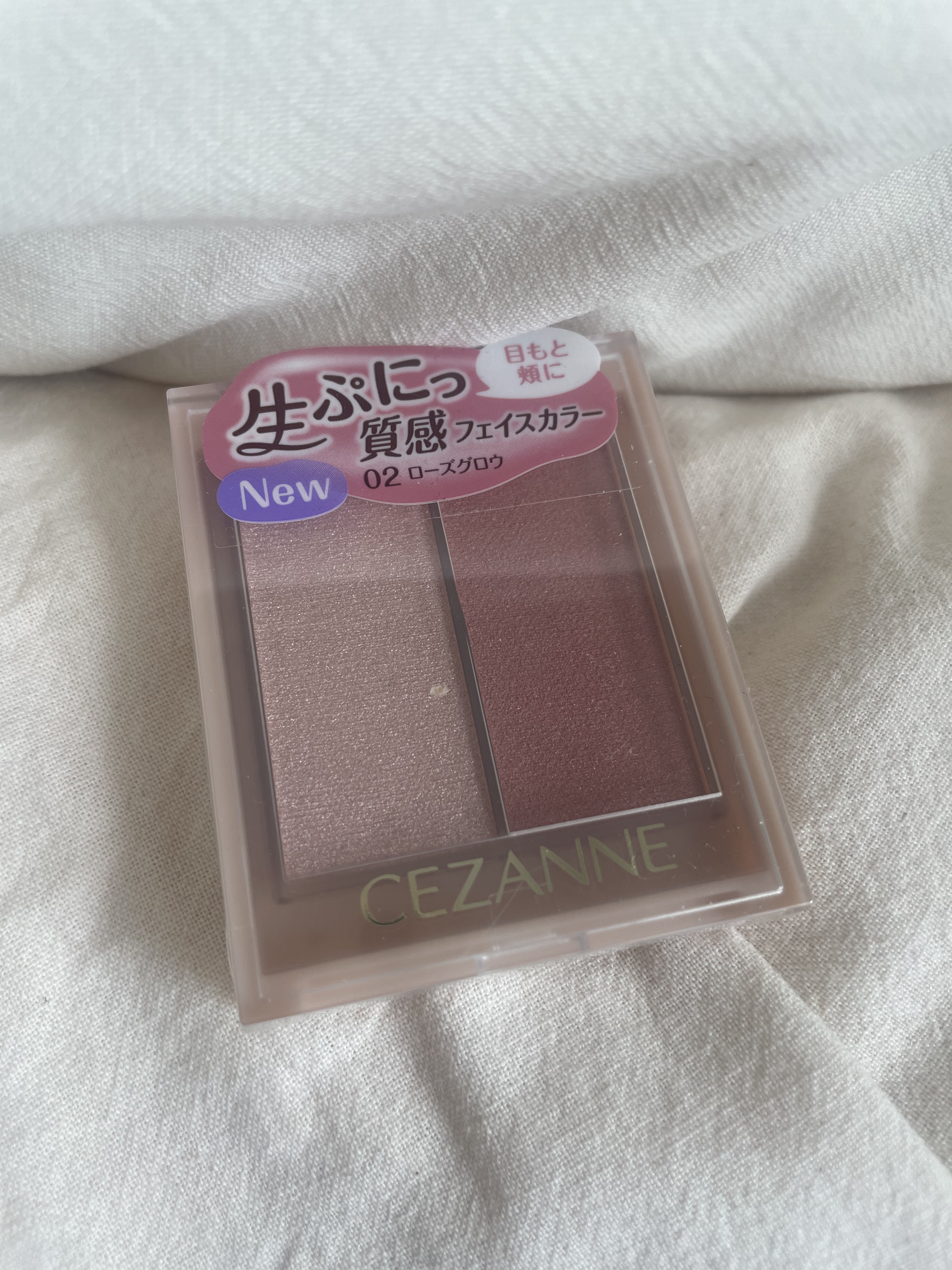  02ローズグロウ

ぷにぷにのハイライトとチークのセットです。

割とニュートラルな色味で誰でも使いやすいと思います！

私はハイライトを頬の広範囲に入れるのですぐなくなっちゃいそう…

唯一気になった点は、今までブラシでパウダータイプの