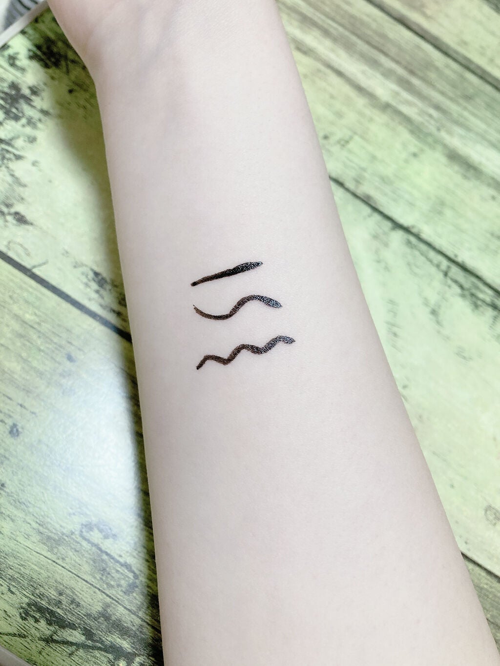 7 SHADES OF BLACK/UZU BY FLOWFUSHI/リキッドアイライナーを使ったクチコミ(2枚目)